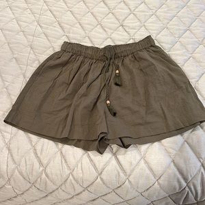 Flaherty marina seersucker short. Flouncy. Army green. Size Large
